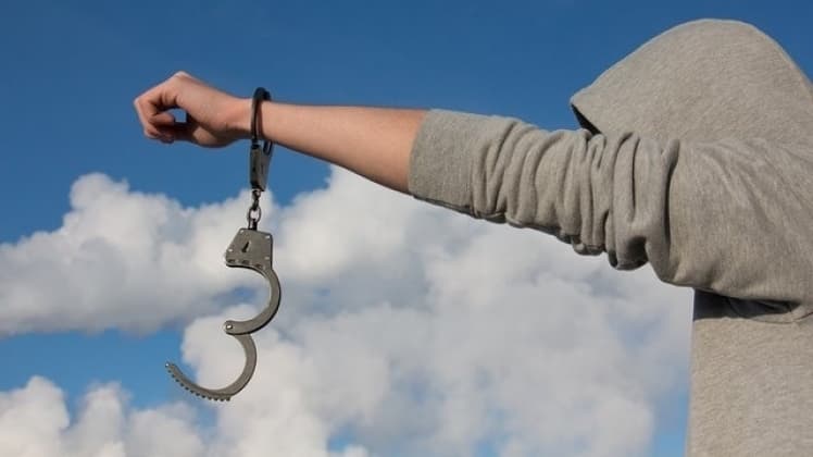 На Нікопольщині 18-річний юнак втягнув неповнолітнього у крадіжку з дому подруги