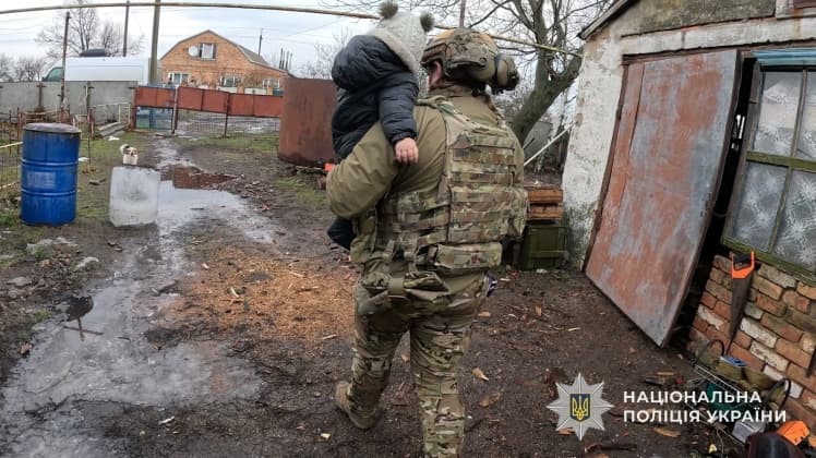 Після удару «шахеда» з Васильківки евакуювали родину з чотирма дітьми