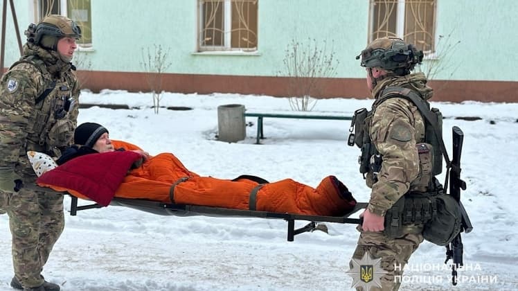 Повернулася по брата під обстріли: поліцейські «Білого Янгола» провели евакуацію чоловіка з Нікополя