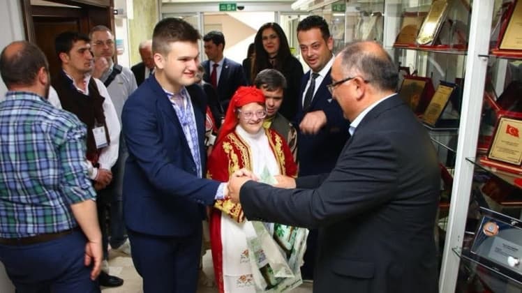 Богдан Богданович Федашко — український співак, ветеран війни, автор пісень